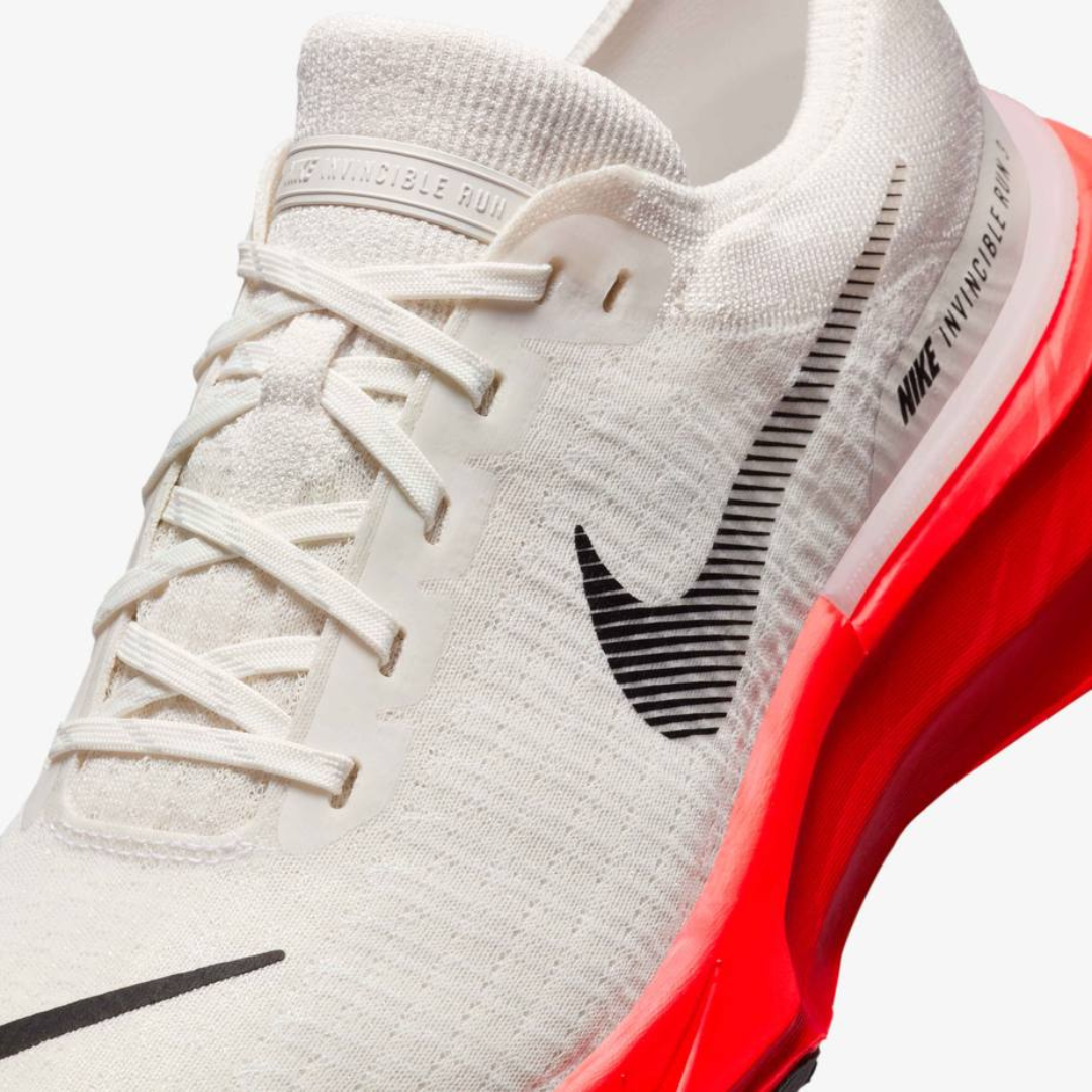Nike ZoomX Invincible Run 3™ – Blanc Charge avec Cramoisi Néon