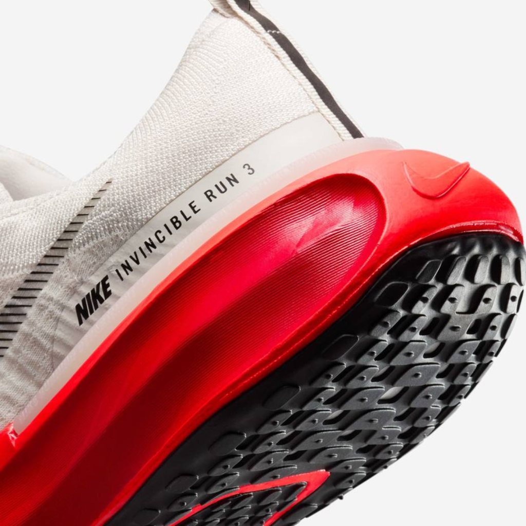 Nike ZoomX Invincible Run 3™ – Blanc Charge avec Cramoisi Néon