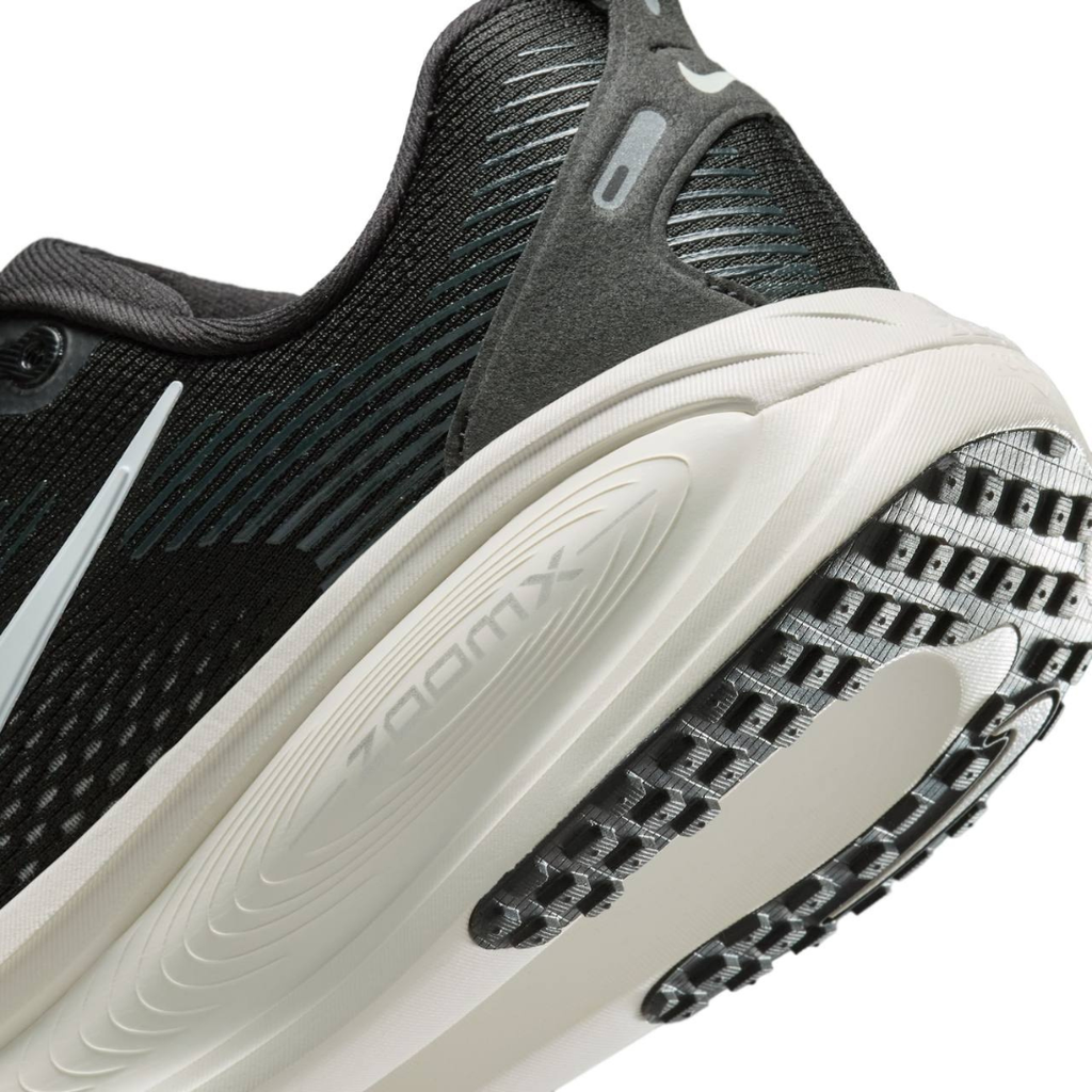 Nike Vomero 18™ – Black Shadow avec White Cloud
