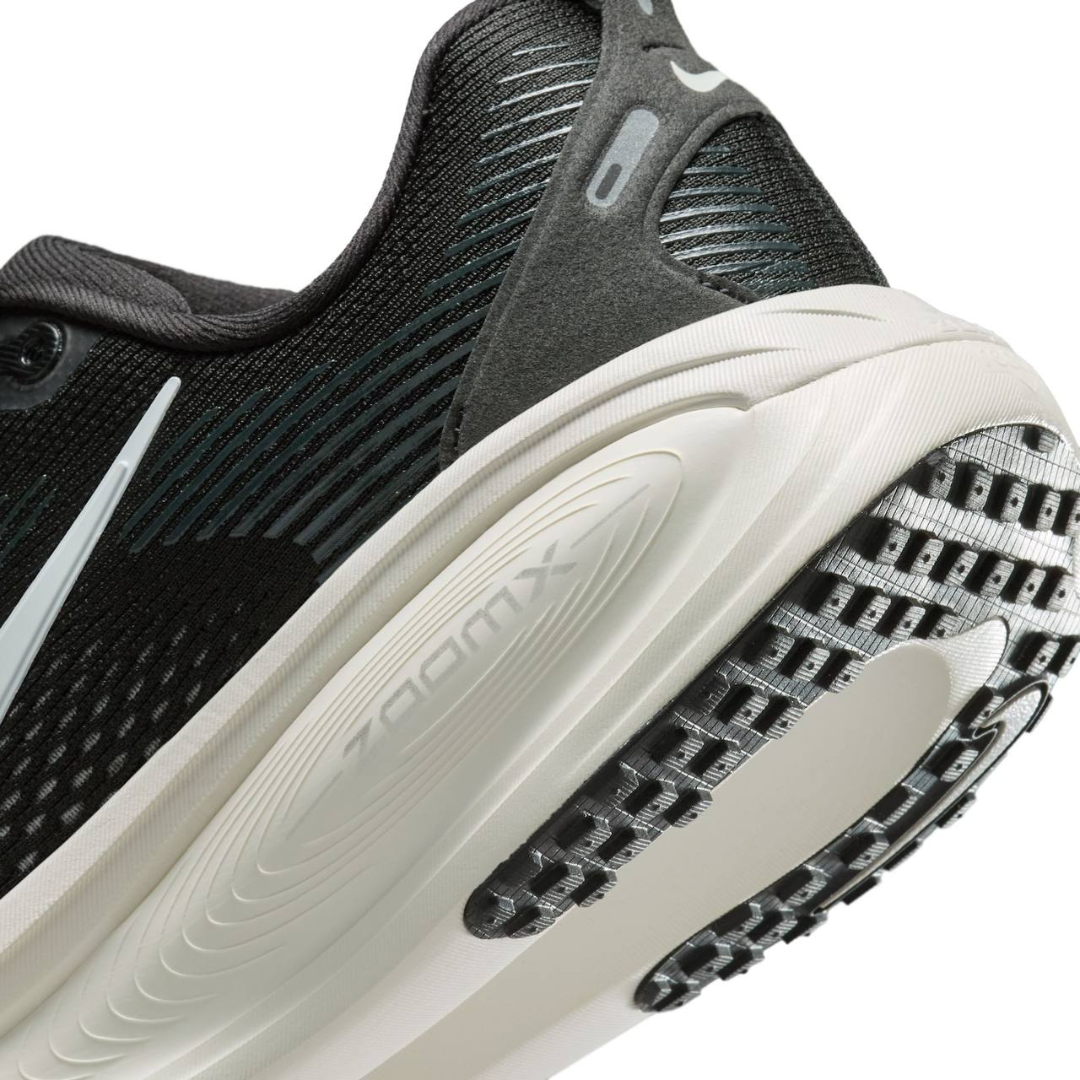 Nike Vomero 18™ – Black Shadow avec White Cloud