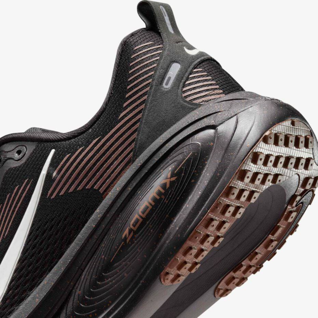 Nike Vomero 18™ – Noir Shadow avec Terre Marron