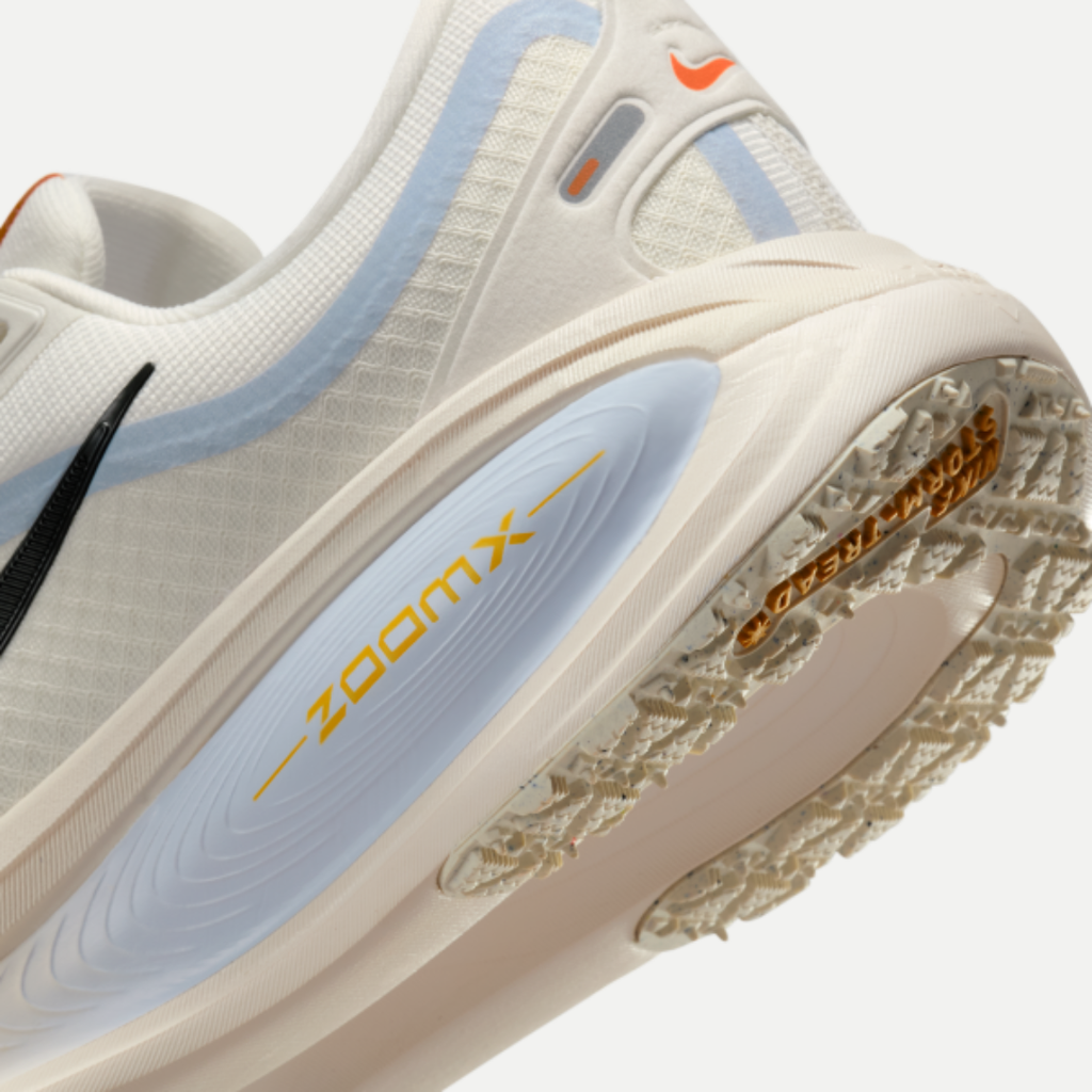 Nike Vomero 18™ – Sable du désert avec Gris acier