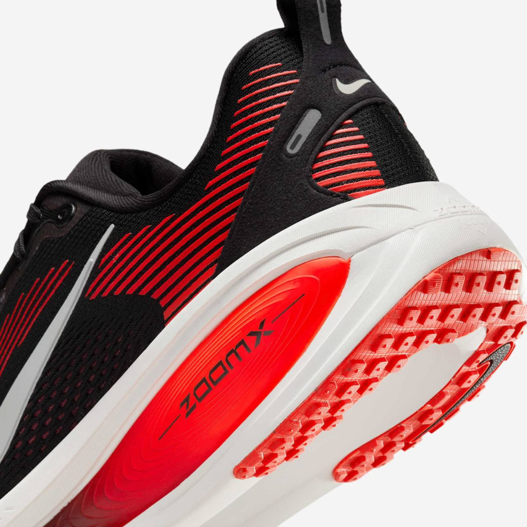 Nike Vomero 18™ – Black Shadow/Crimson Rush