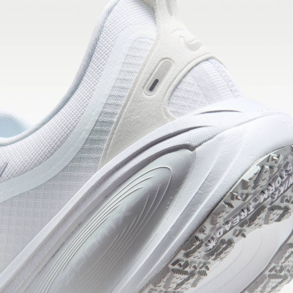 Nike Vomero 18™ – White Glow avec Metallic Grey
