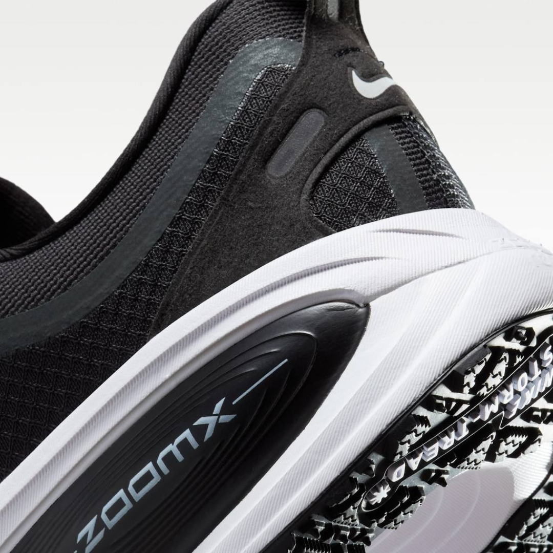 Nike Vomero 18™ – Black Shadow avec White Cloud