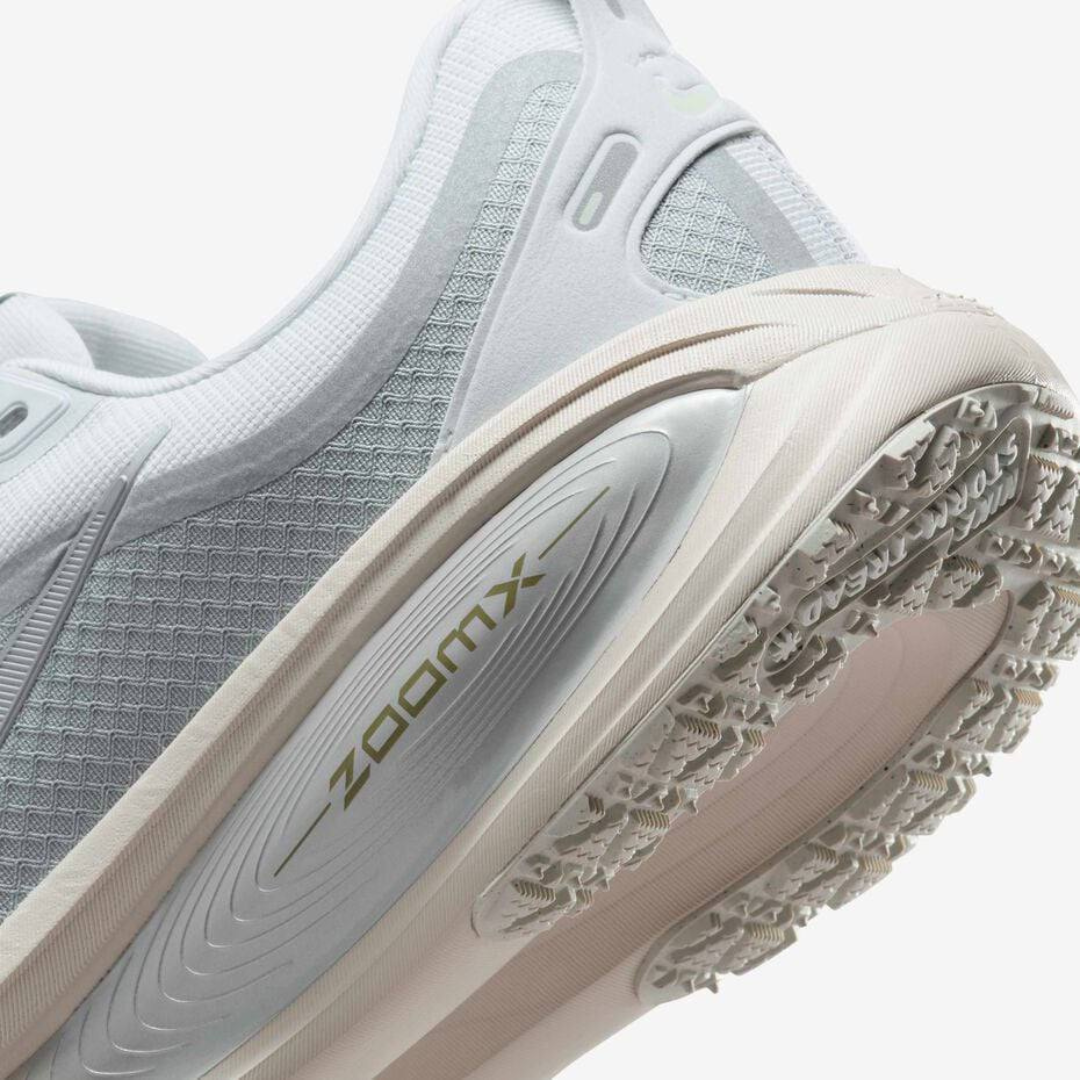 Nike Vomero 18™ – Édition Gris Métallisé
