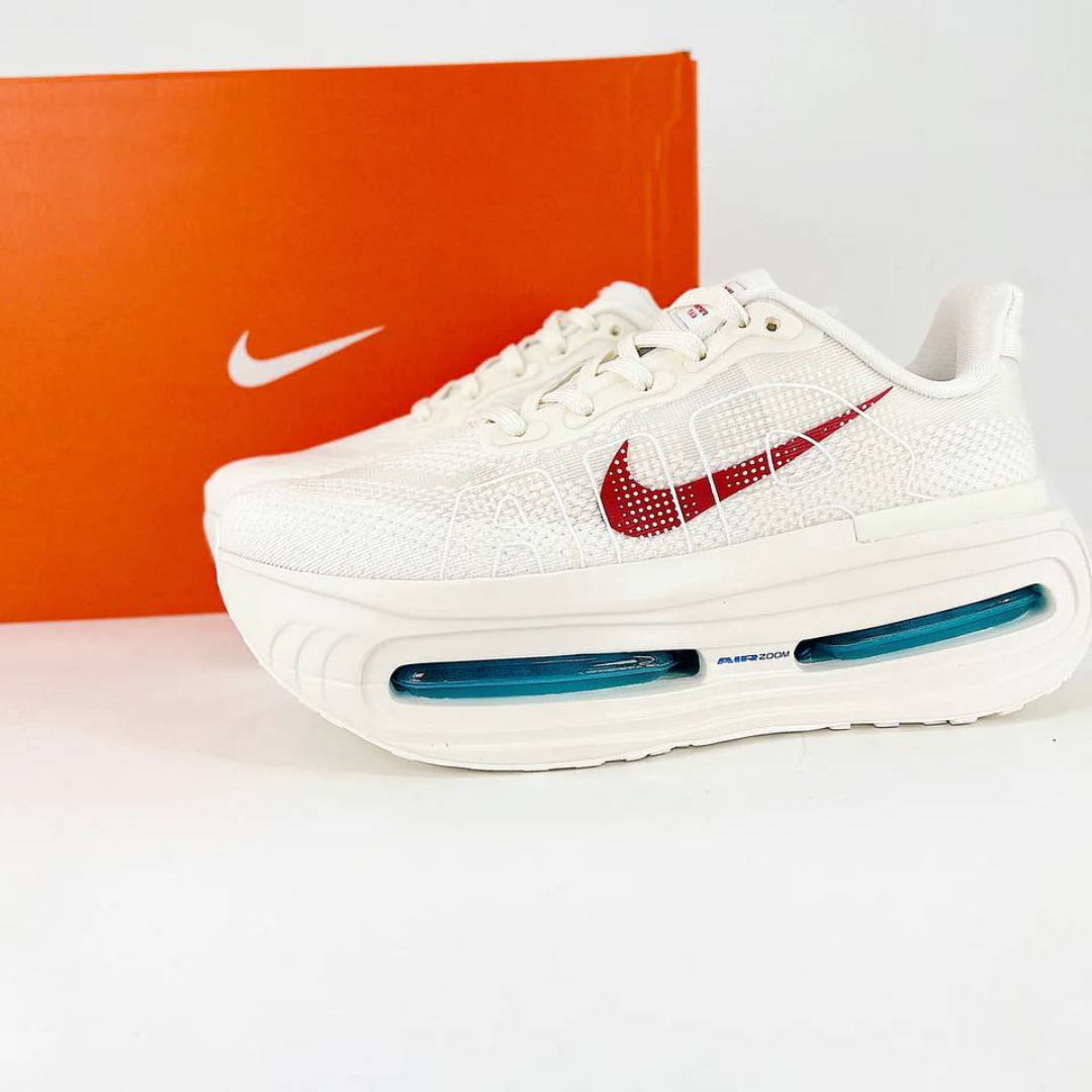 Nike Vomero Premium™ – Sable du désert avec Rouge cramoisi