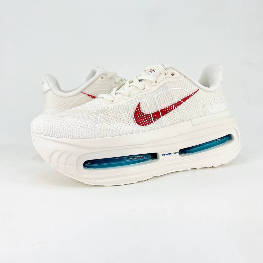 Nike Vomero Premium™ – Sable du désert avec Rouge cramoisi