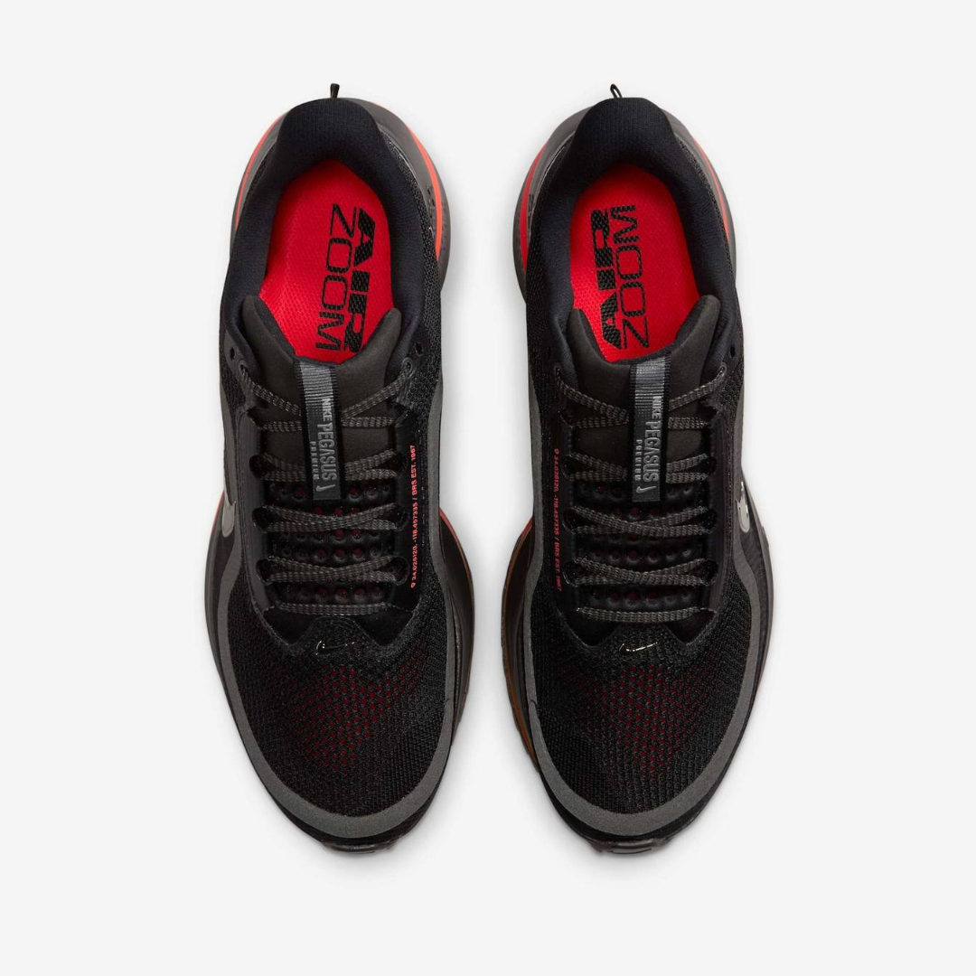 Nike Air Zoom Pegasus Premium™ – Black Shadow avec Crimson Rush