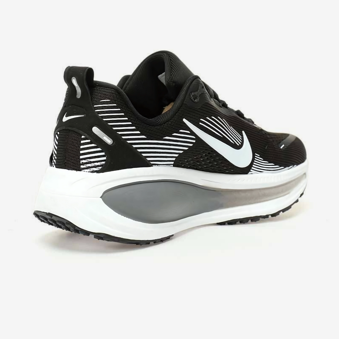 Nike Vomero 18™ – Black Shadow avec White Mist & Steel Grey