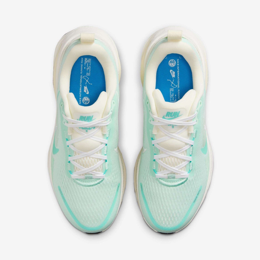 Nike Vomero 18™ – Flash Aqua avec Desert Sand