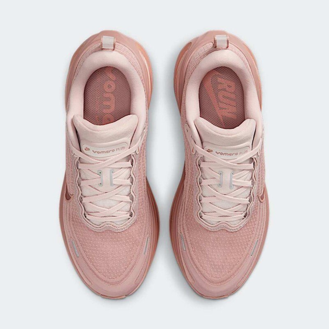 Nike Vomero Plus™ – Édition Rose Pulse