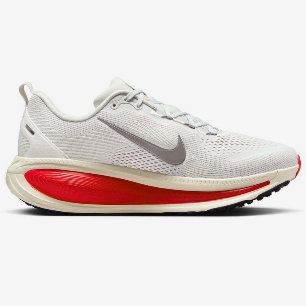 Nike Vomero 18™ – White Charge et Crimson Rush