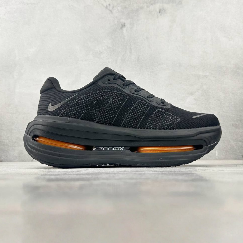 Nike Vomero Premium™ – Black Shadow avec Sunset Orange