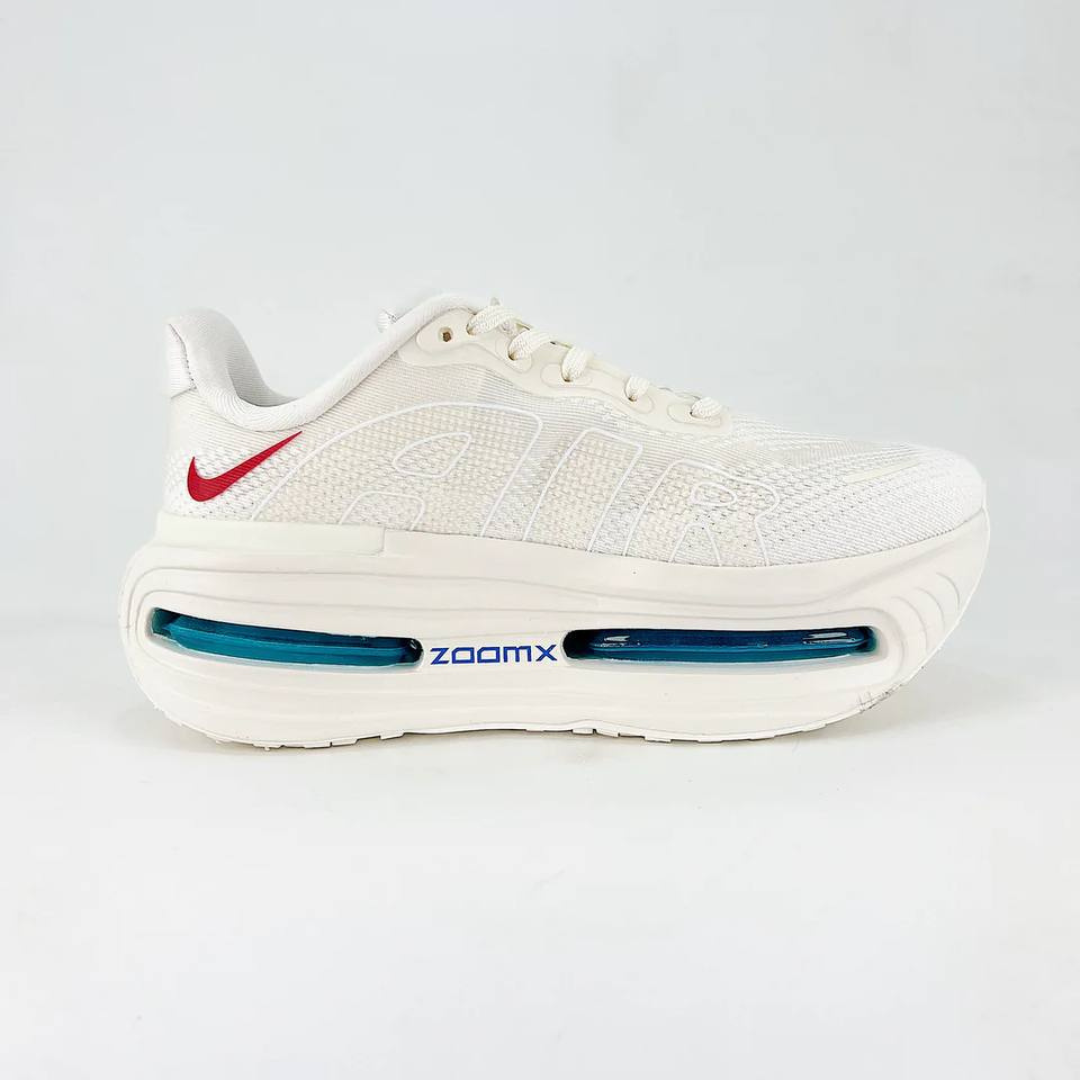 Nike Vomero Premium™ – Sable du désert avec Rouge cramoisi