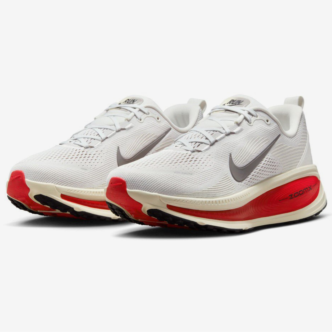 Nike Vomero 18™ – White Charge et Crimson Rush