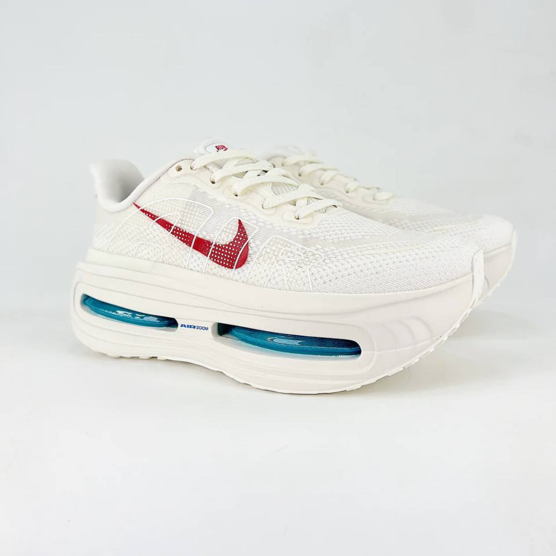 Nike Vomero Premium™ – Sable du désert avec Rouge cramoisi