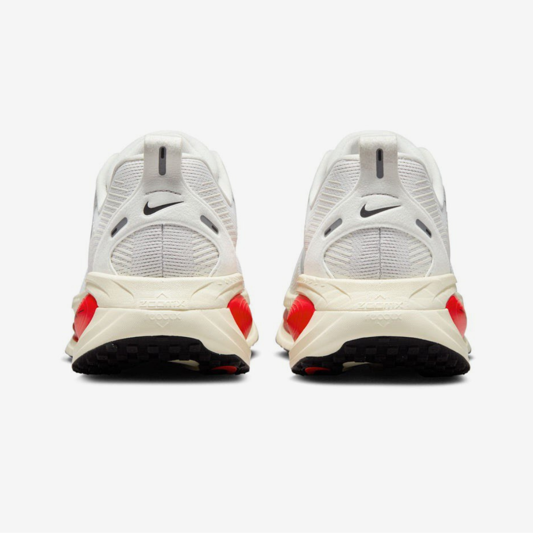 Nike Vomero 18™ – White Charge et Crimson Rush