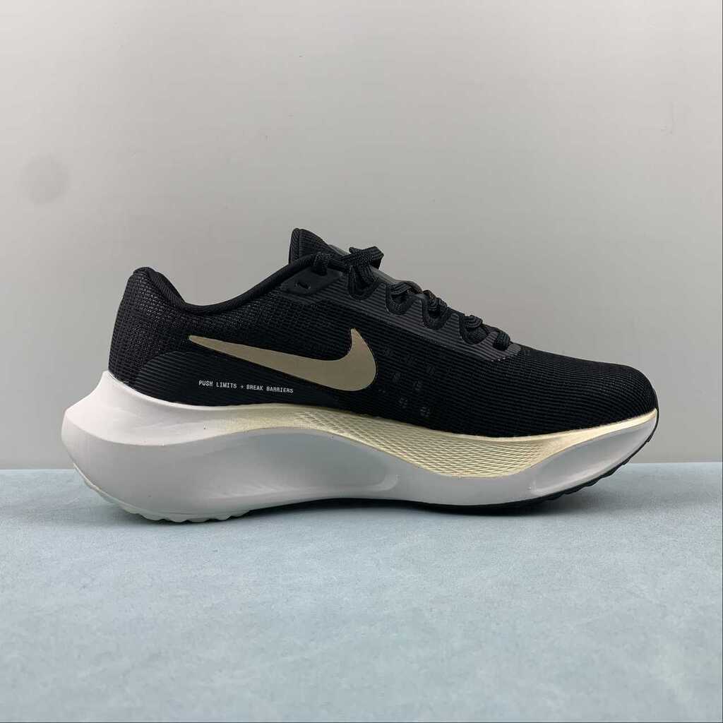 Nike Air Zoom Fly 5™ – Black Shadow avec Metallic Gold