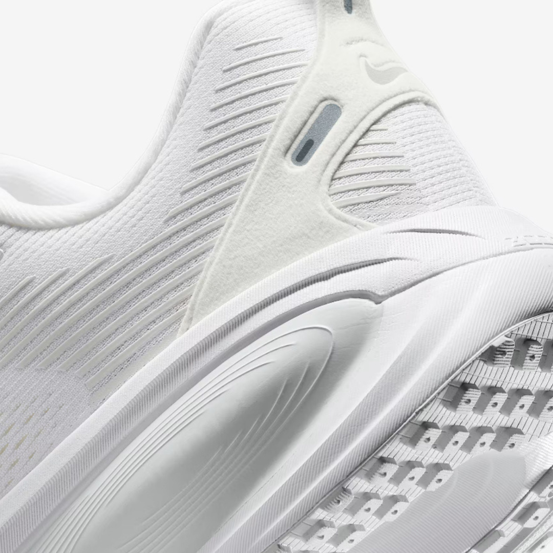 Nike Vomero 18™ – Édition Triple White