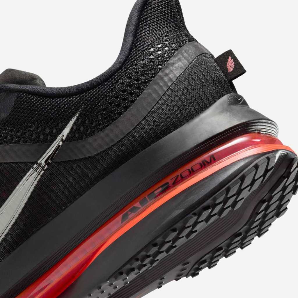 Nike Air Zoom Pegasus Premium™ – Black Shadow avec Crimson Rush