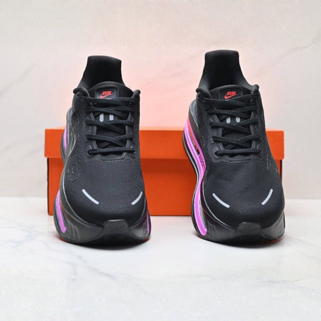 Nike Vomero Premium™ – Noir Shadow c/ Violet Pulse