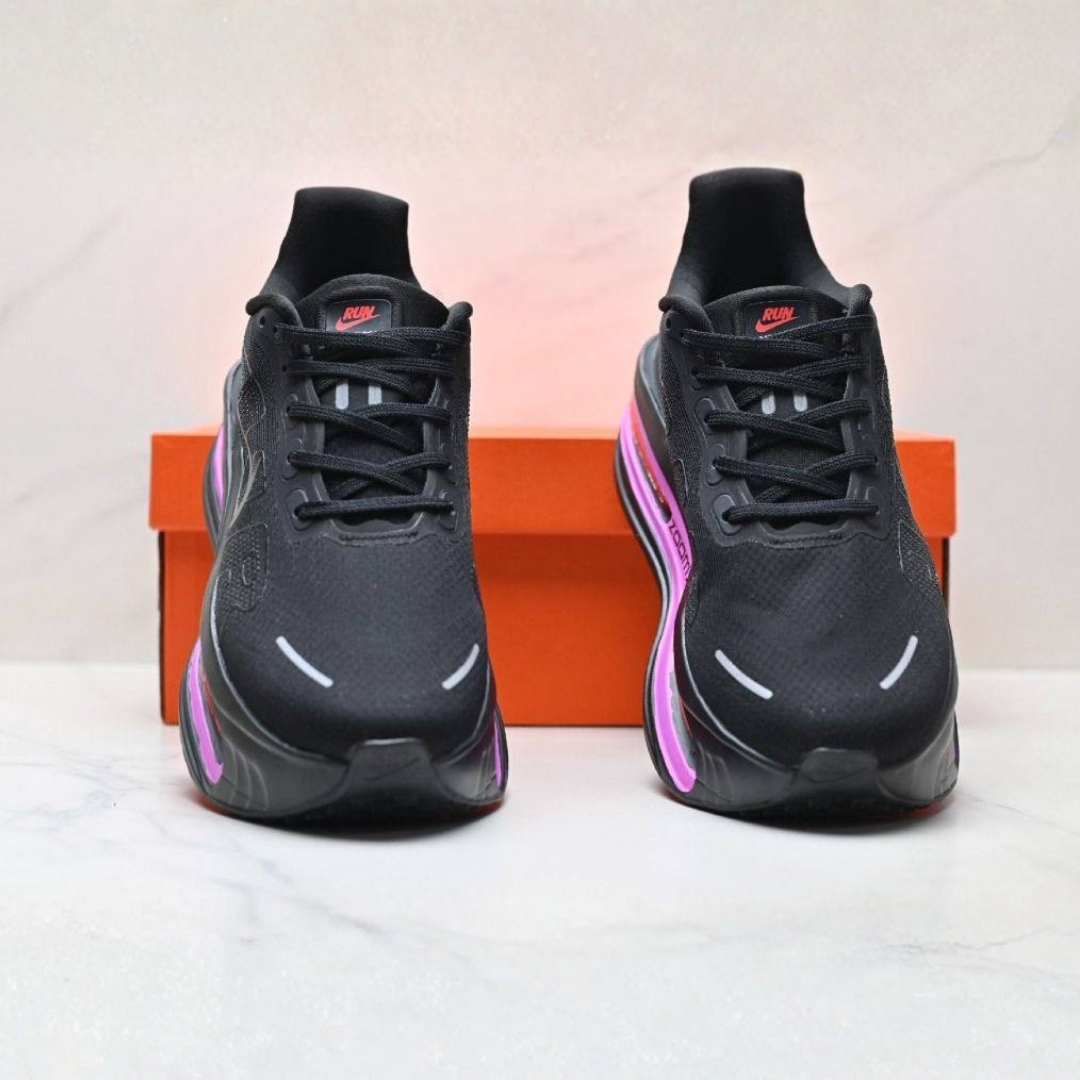 Nike Vomero Premium™ – Noir Shadow c/ Violet Pulse