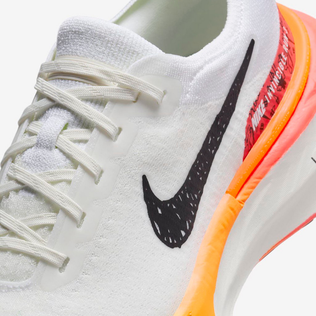Nike ZoomX Invincible Run 3™ – Blanc luminescent avec Carmin vif