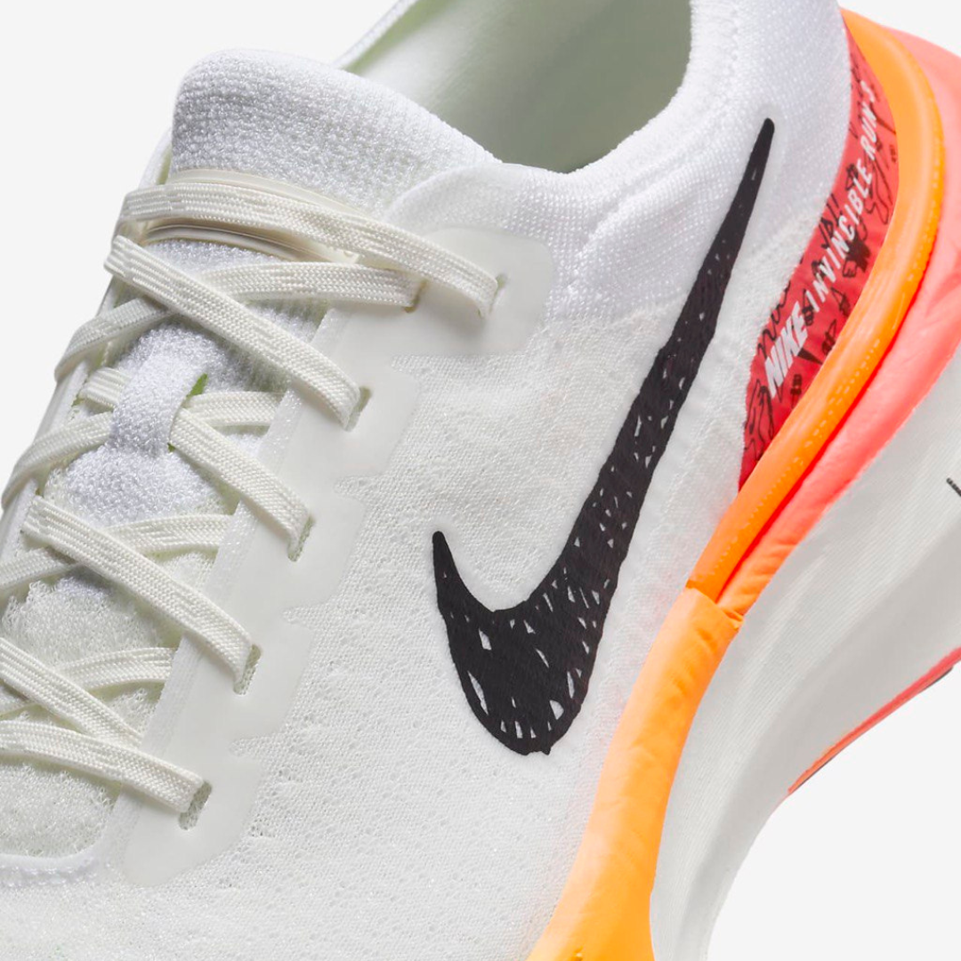 Nike ZoomX Invincible Run 3™ – Blanc luminescent avec Carmin vif