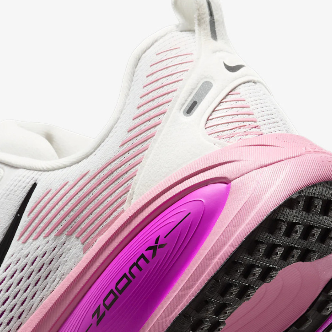 Nike Vomero 18™ – Blanc lumineux/Violet vif