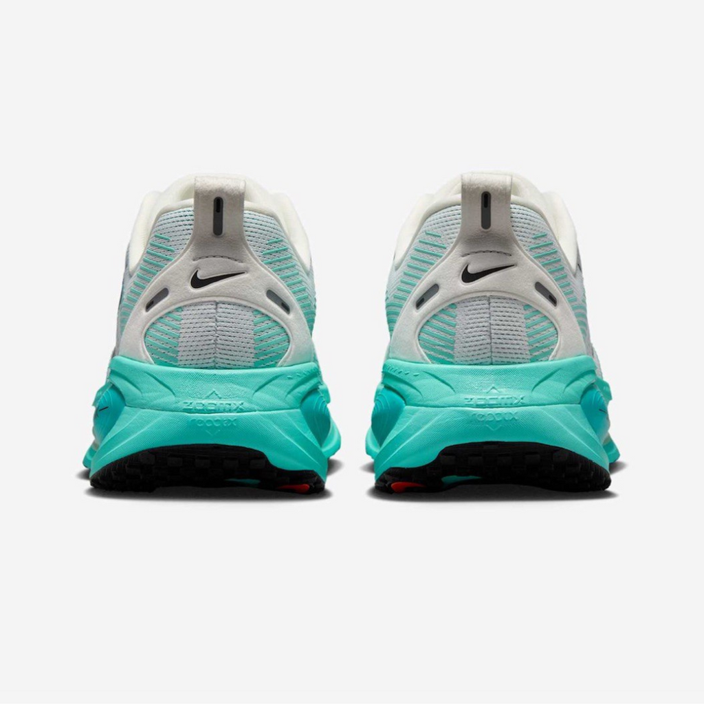 Nike Vomero 18™ – White Glow avec Dusty Cactus