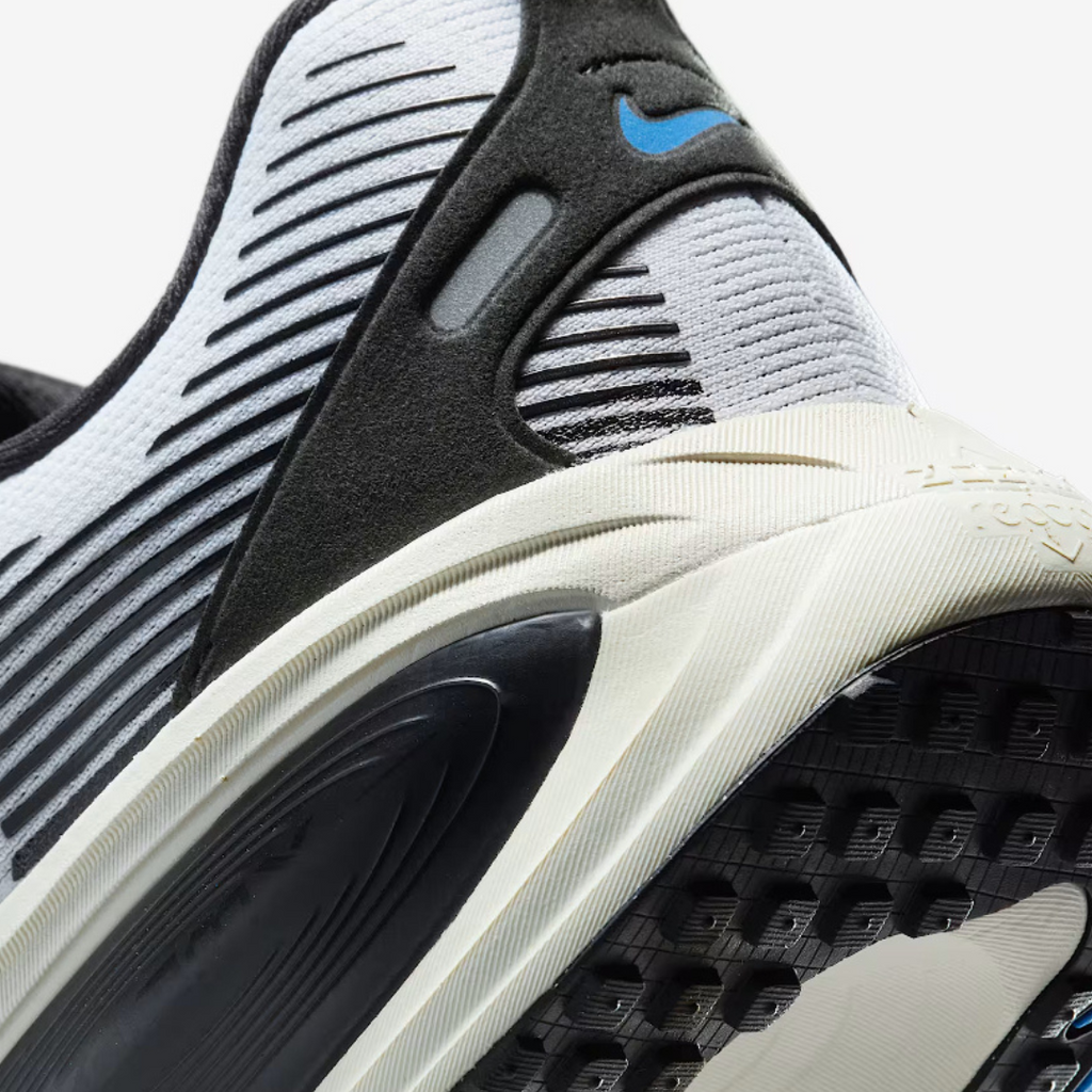 Nike Vomero 18™ – White Glow avec Photo Blue