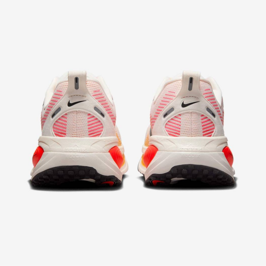Nike Vomero 18™ – Blanc Lumineux/Orange Couchant