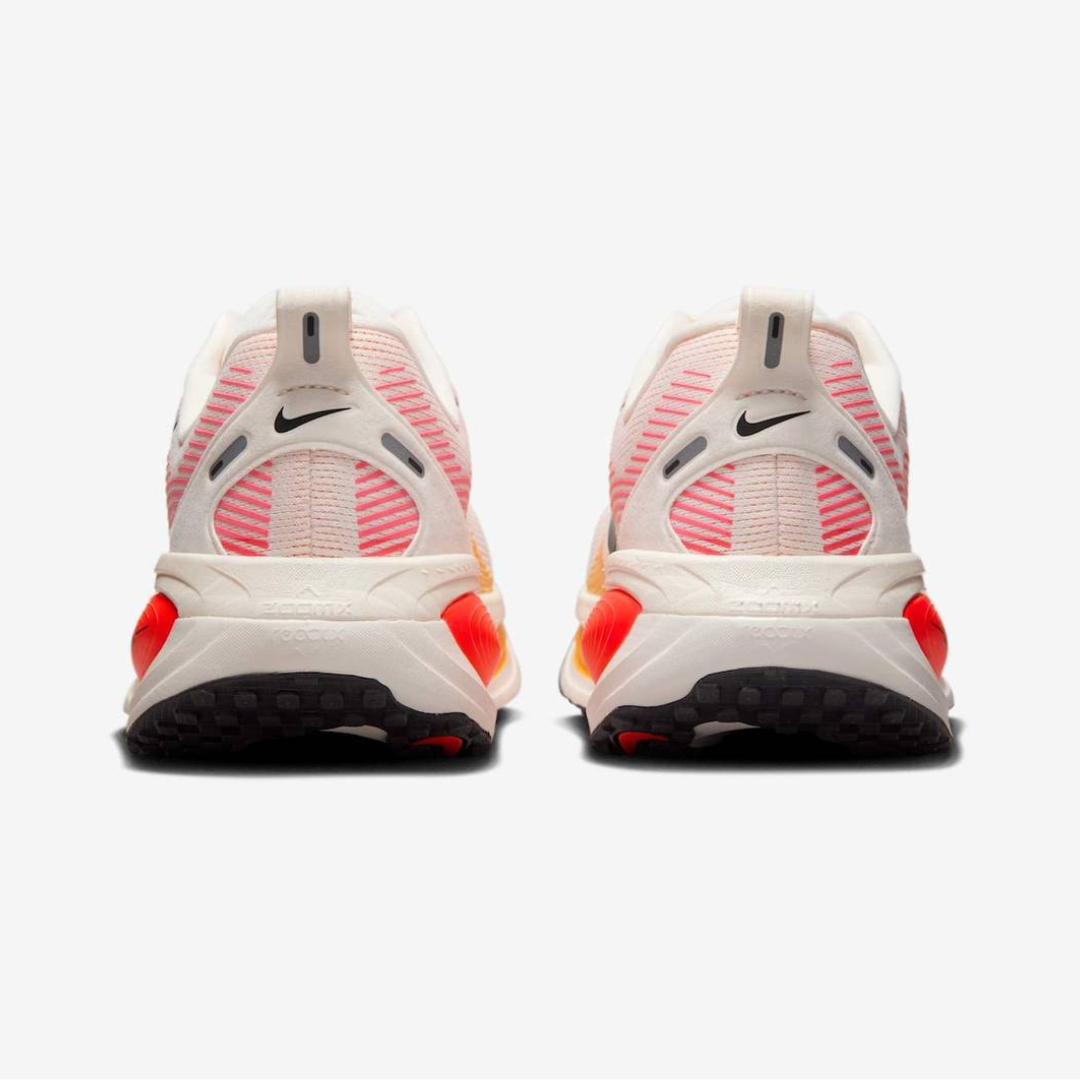 Nike Vomero 18™ – Blanc Lumineux/Orange Couchant