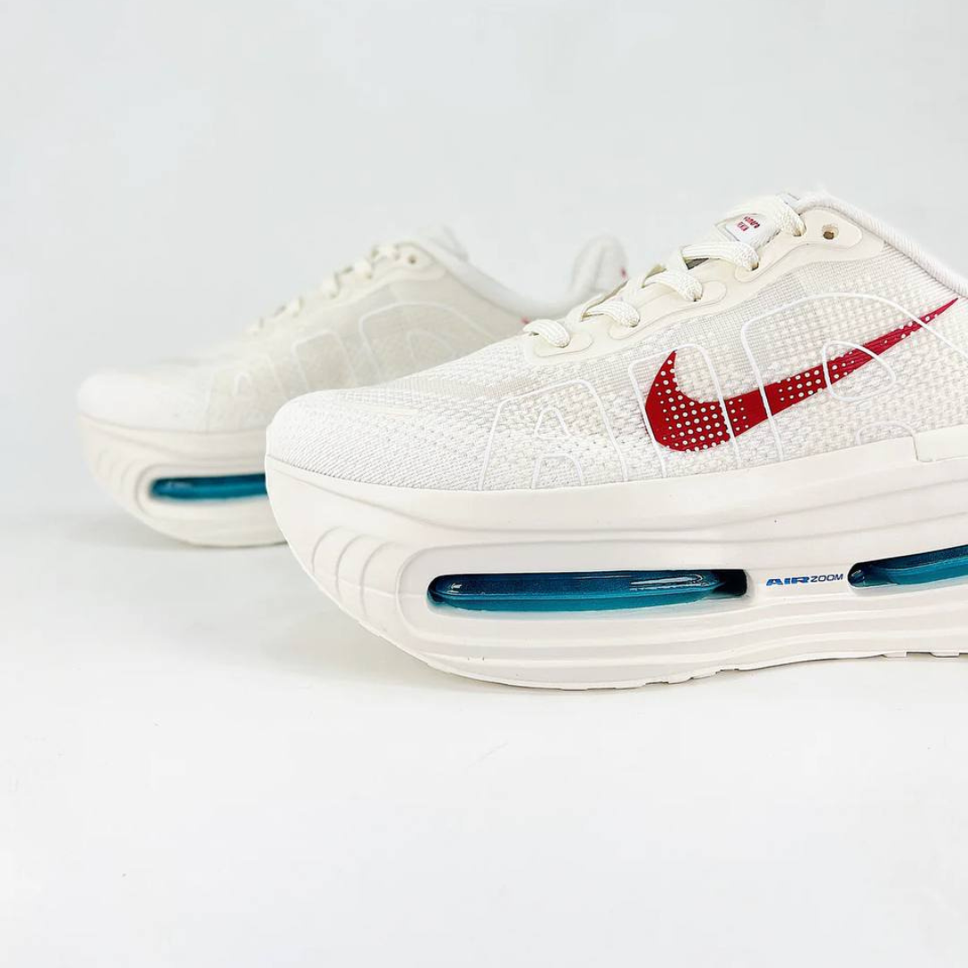 Nike Vomero Premium™ – Sable du désert avec Rouge cramoisi