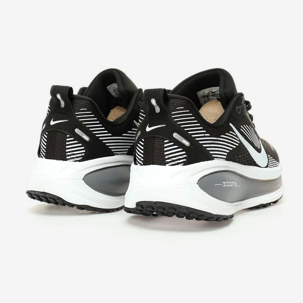 Nike Vomero 18™ – Black Shadow avec White Mist & Steel Grey