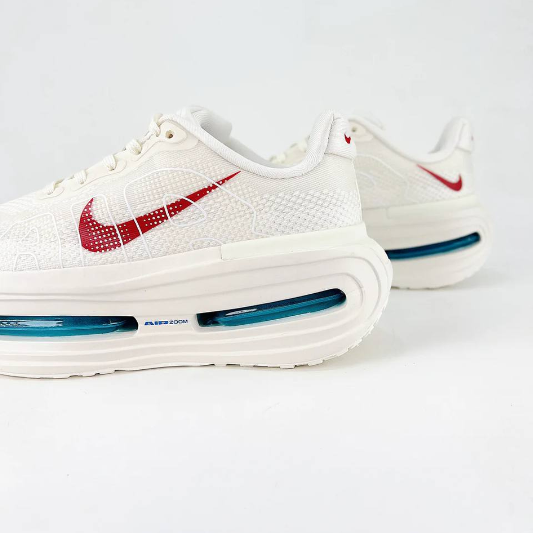 Nike Vomero Premium™ – Sable du désert avec Rouge cramoisi