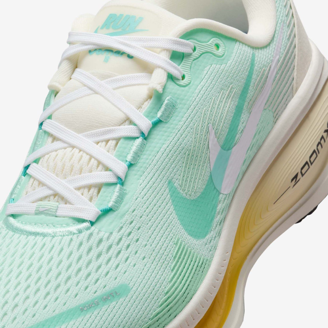 Nike Vomero 18™ – Flash Aqua avec Desert Sand