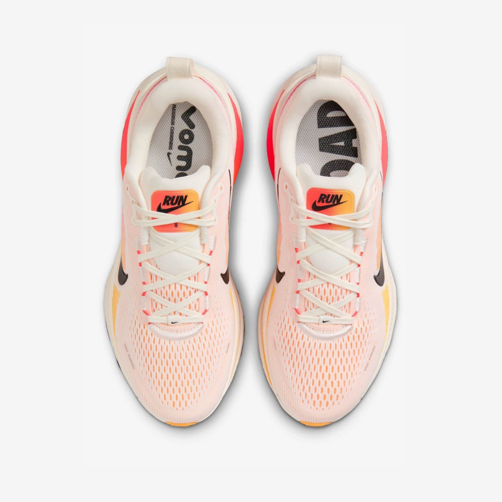 Nike Vomero 18™ – Blanc Lumineux/Orange Couchant