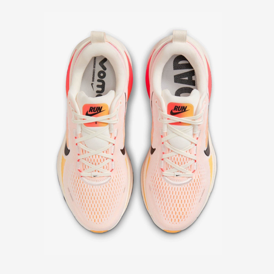 Nike Vomero 18™ – Blanc Lumineux/Orange Couchant