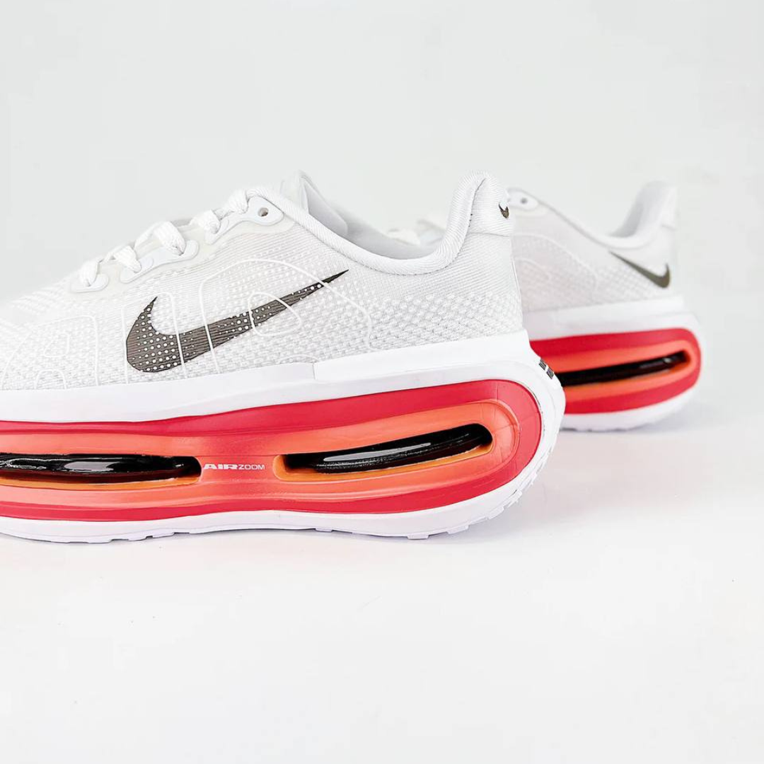 Nike Vomero Premium™ – White Charge et Crimson Rush