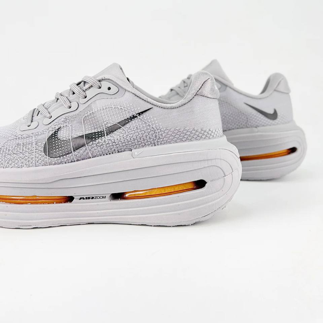 Nike Vomero Premium™ – Gris Acier avec Orange Couché de soleil