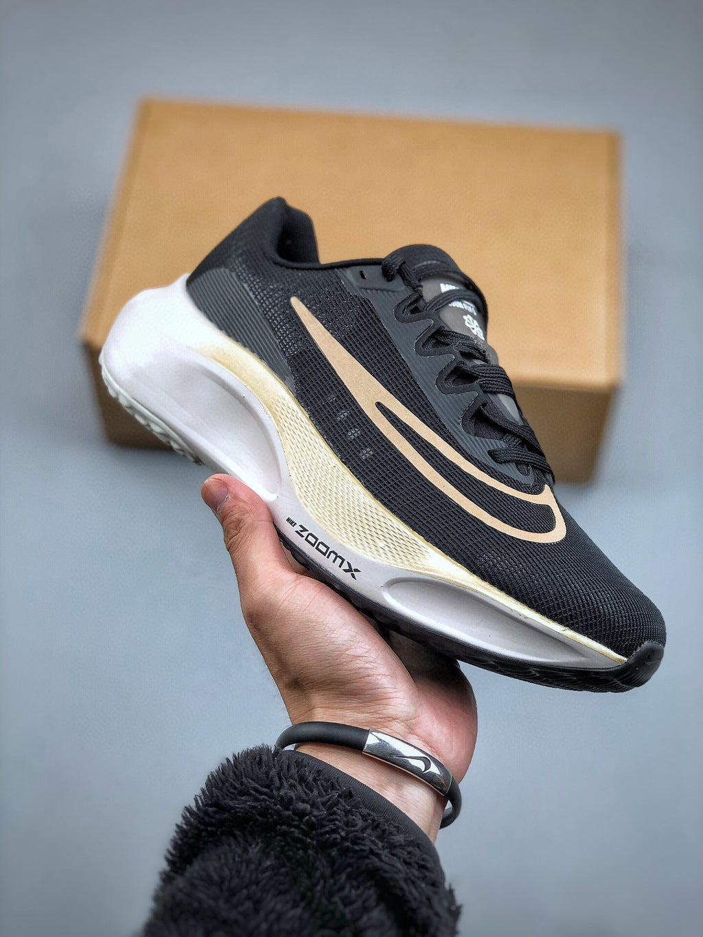 Nike Air Zoom Fly 5™ – Black Shadow avec Metallic Gold