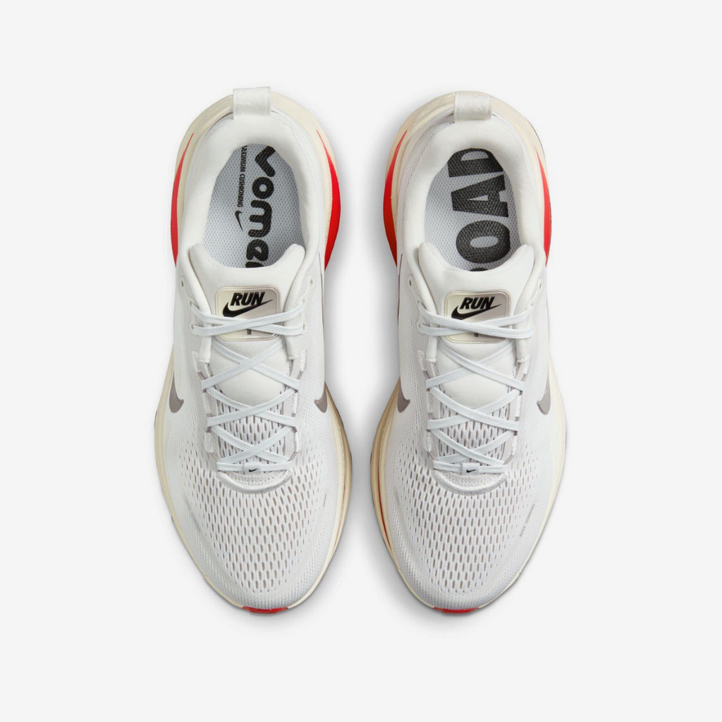 Nike Vomero 18™ – White Charge et Crimson Rush