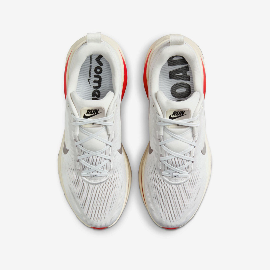 Nike Vomero 18™ – White Charge et Crimson Rush