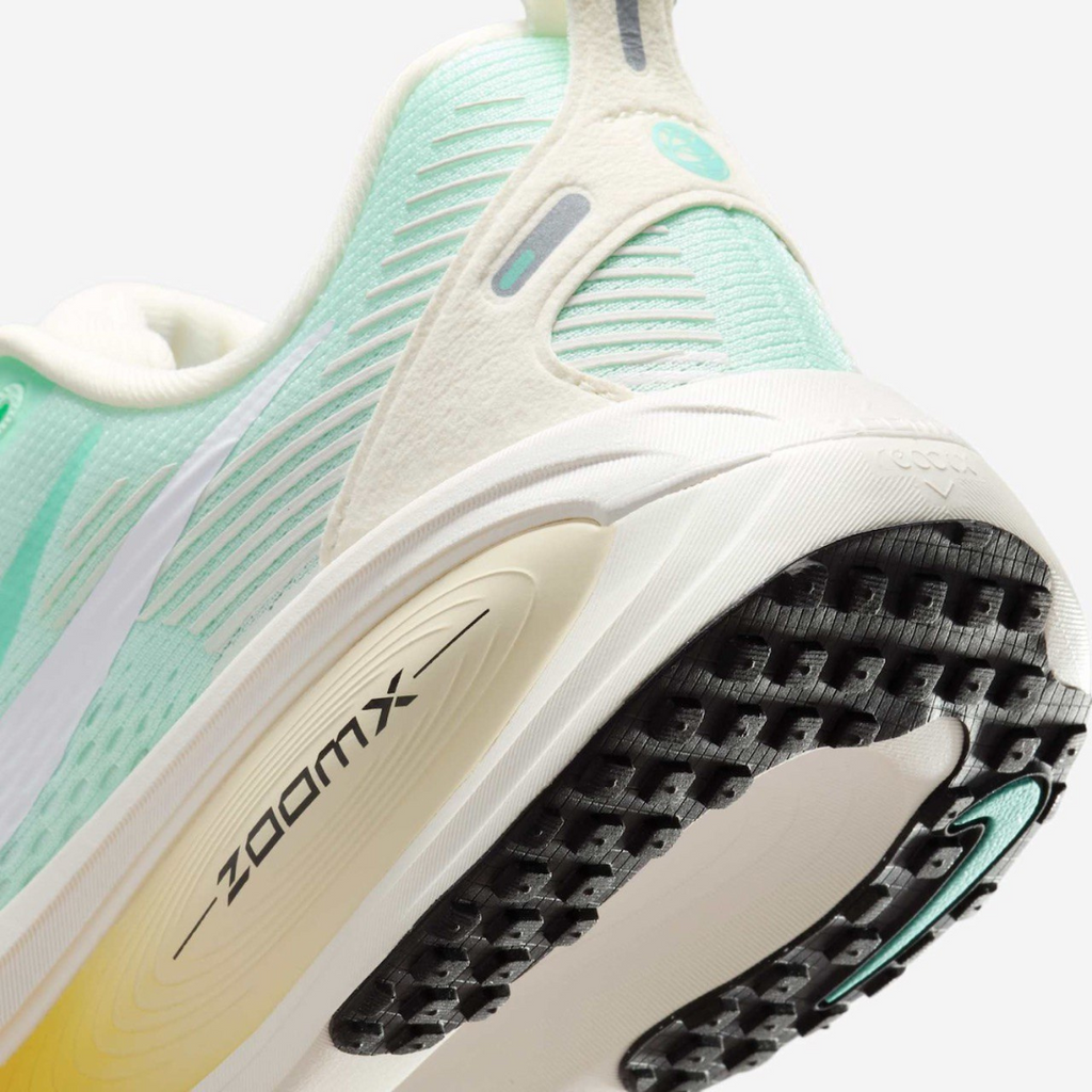 Nike Vomero 18™ – Flash Aqua avec Desert Sand
