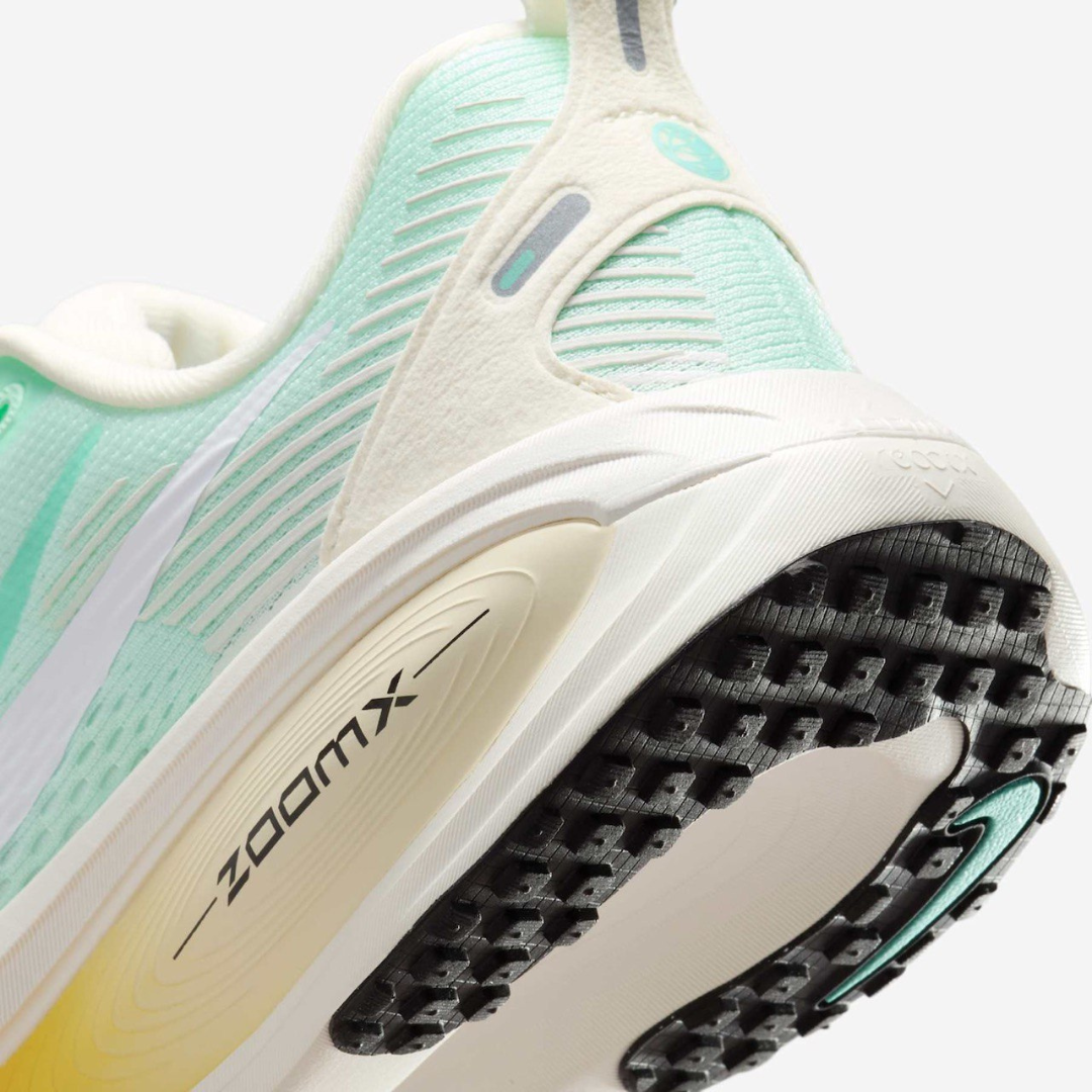 Nike Vomero 18™ – Flash Aqua avec Desert Sand