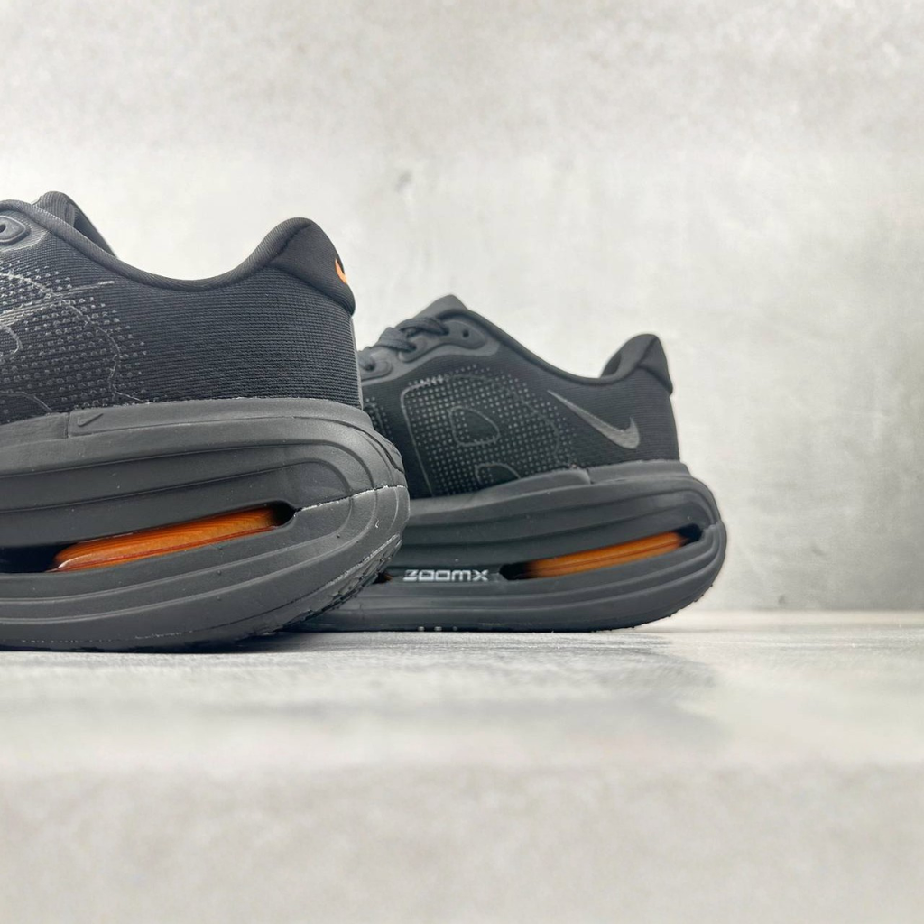 Nike Vomero Premium™ – Black Shadow avec Sunset Orange