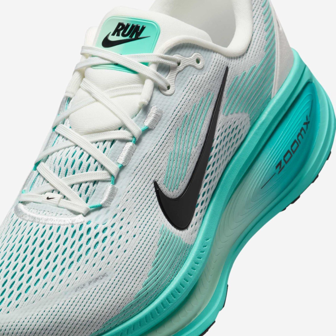 Nike Vomero 18™ – White Glow avec Dusty Cactus