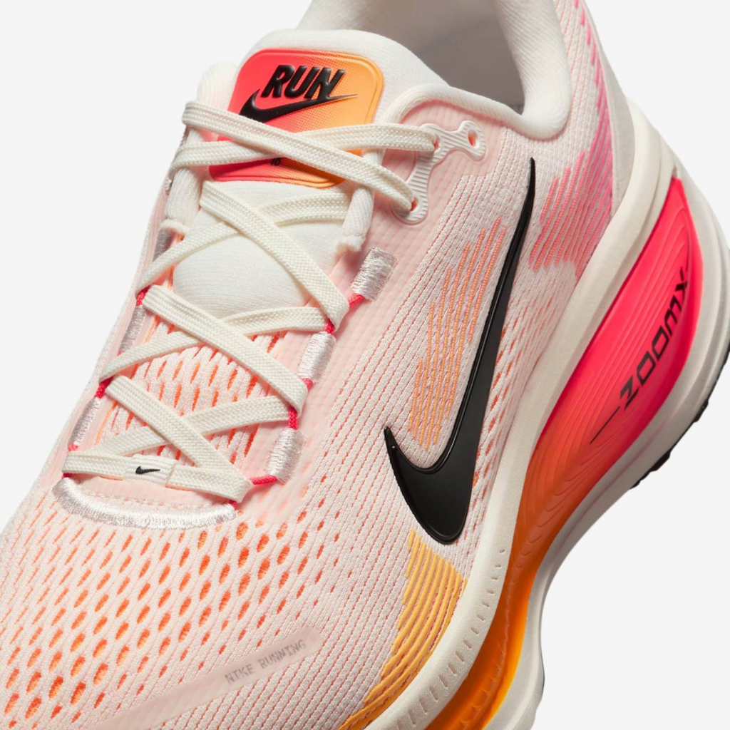 Nike Vomero 18™ – Blanc Lumineux/Orange Couchant